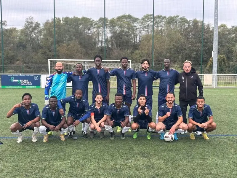 L’équipe de l’USCA en maillot bleu marine
